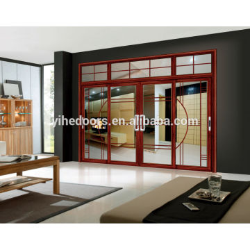 Puerta corredera grande de aluminio en color melocotón rojo para salón.